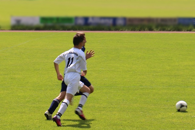 克媒：汉堡进行球衣慈善拍卖，18岁武斯科维奇球衣成标王